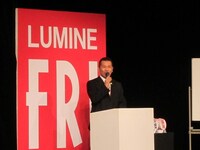 新宿・ルミネtheよしもとにて行われた「YOSHIMOTO WONDER CAMP TOKYO ルミネFriday Night ADULTトーク」。「LUMINE FRIDAY」編集長のFUJIWARA藤本は「ベリーショートの澤穂希です」と挨拶。