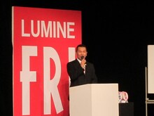 新宿・ルミネtheよしもとにて行われた「YOSHIMOTO WONDER CAMP TOKYO ルミネFriday Night ADULTトーク」。「LUMINE FRIDAY」編集長のFUJIWARA藤本は「ベリーショートの澤穂希です」と挨拶。