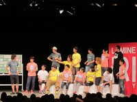 自らのホテル話を身振り手振りを交えて話す尾形。