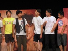 「最初に挑戦する人？」と言うMCの呼びかけに、サテライト軍からは「はい！はい！」という声は聞こえるものの、誰の手も挙がらず。MCがジャングルポケット武山を指名すると、栗山らは「それはまずいよ。デザートが先はまずいよ」と必死で止めた。