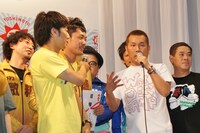 「イシバシハザマを『東京に出てこいよ』と呼んだのは僕。しばらく鳴かず飛ばずだったが、今日優勝したのでようやく胸を張れる」と語るFUJIWARA藤本（右から2人目）。