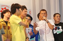 「イシバシハザマを『東京に出てこいよ』と呼んだのは僕。しばらく鳴かず飛ばずだったが、今日優勝したのでようやく胸を張れる」と語るFUJIWARA藤本（右から2人目）。