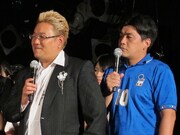 アイドルたちのアピールを見つめるサンド。