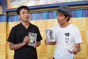 「今、白黒つけたいことは？」という記者からの質問に、渡部（右）は「児嶋さんの芸風」と回答。児嶋（左）も「“すべる人”じゃないってことを知ってほしい」とプライドを覗かせていた。