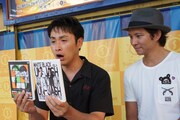 記者から一発ギャグを要求され「四の五の言わずに見ろ！」と、DVDのvol.4とvol.5にかけてうまくPRした児嶋（左）。