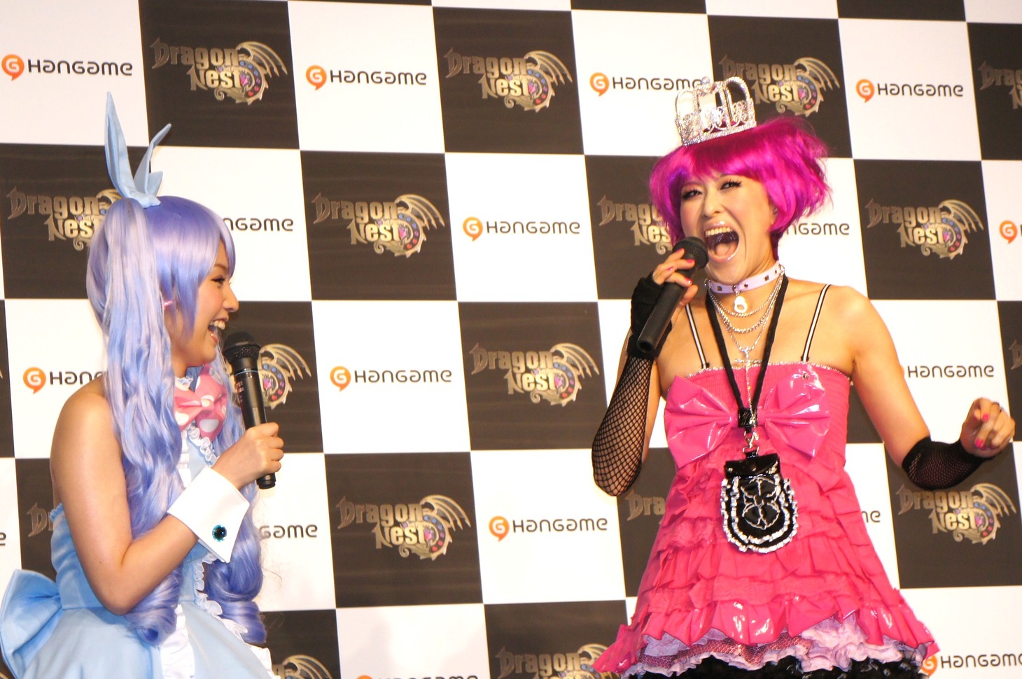 “日本最高齢グラビアアイドル”を自称し、この記者発表会にもガチンコすぎる勢いで登場した岡本夏生（右）。