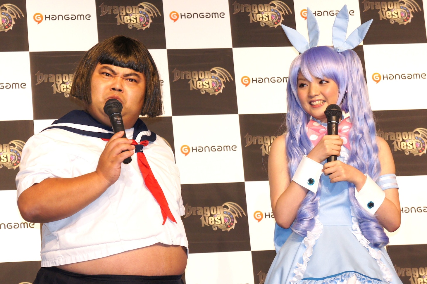 「どうもすいませんでした」を披露する長友（左）に「まだそれやってるんですね」とストレートなコメントをぶつけた道重（右）。