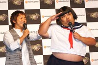2011年の一押しギャグ「脱帽でーす！」を披露する響。