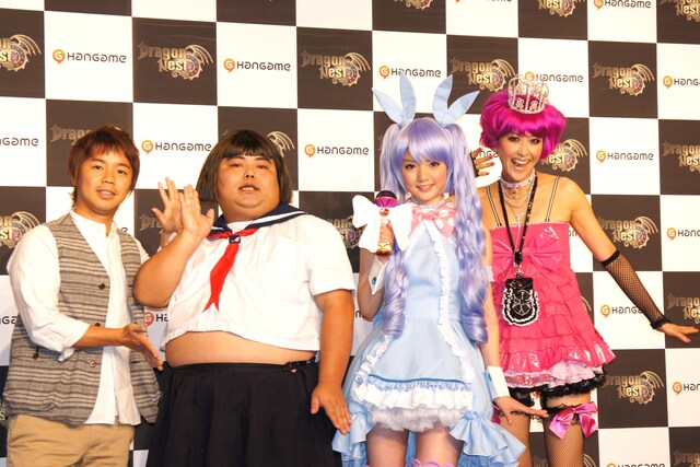 人気オンラインゲーム「Dragon Nest」の新キャラクター「ハロリ」の記者発表会に登場し“神アイドル”の座をかけて対決を繰り広げた（左から）響、道重さゆみ（モーニング娘。）、岡本夏生。