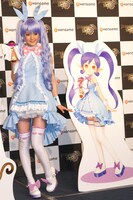 ハロリのパネルを横にフォトセッションに応じる道重。