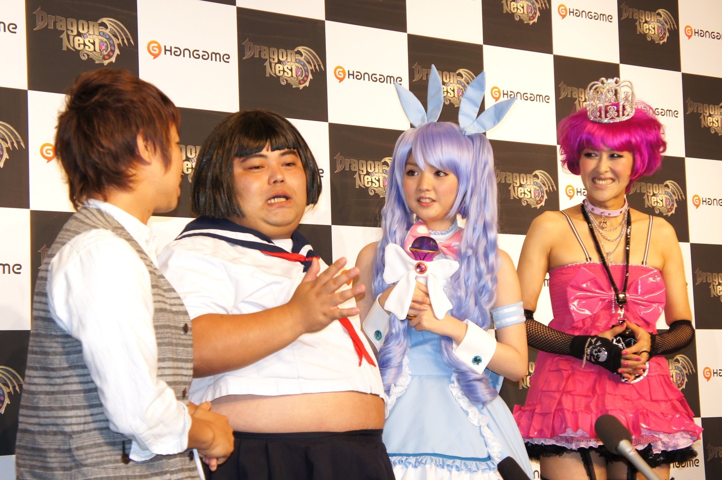 岡本（右端）は「日本最高齢のグラビアアイドルをやりながら“ピン芸人”として新しいスタイルでやっていきたい」と今後の芸能活動に意欲満々。響・小林から「欲張りすぎでしょ！」とたしなめられていた。
