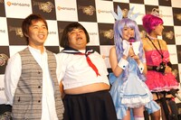 囲み取材の様子。