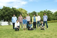 ヨーロッパ企画。京都を中心に活動しており、年1、2回の本公演では国内各地を巡演し1万人以上を動員。「サマータイムマシン・ブルース」「曲がれ！スプーン」は映画化されている。