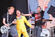 「サマーソニック2011」でのZEBRAHEADとダンディ坂野の共演場面。Phoyo by 神戸健太郎