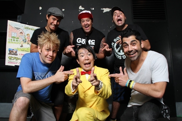 タワーレコード渋谷店にて行われたZEBRAHEADのインストアイベントに登場したダンディ坂野。Phoyo by 名島直亮