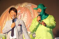 ドラコレのキャラクター・トロールに似せるため被りものを被るものの、会場のリアクションが今ひとつだったため無念さをにじませる木下（右）。