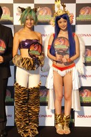 秋月三佳と朝倉由舞（左から）。