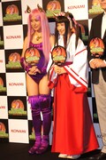 衛藤美彩と綾乃美花（左から）。