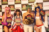 プレス発表会に「ドラコレ」登場キャラクターのコスプレで姿を見せた「ミスマガジン2011」の衛藤美彩、綾乃美花、秋月三佳、朝倉由舞（左から）。