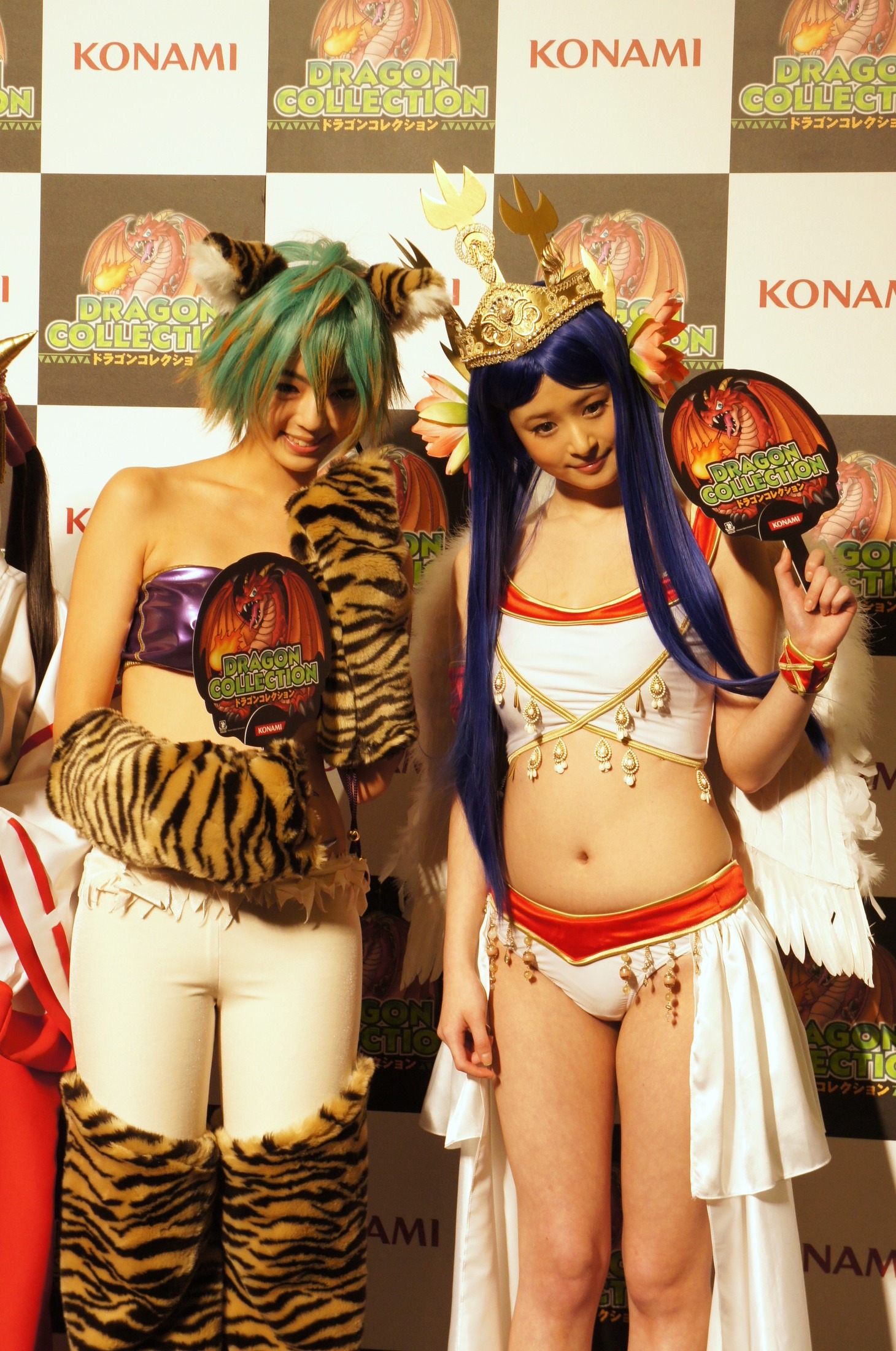 秋月三佳と朝倉由舞（左から）。