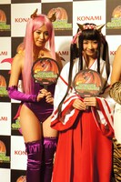 衛藤美彩と綾乃美花（左から）。