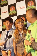 「香水をコレクションしている」というTKO木下（右端）に対し、ローラ（中央）は「さっきから全然いいにおいしなーい♪ 日にちが経った汗のにおいー♪」と辛辣なコメントを残した。