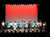 東京・北沢タウンホールにて開催された「第一回『TVを意識したコントライブ』」。出演者はLLR、ロシアンモンキー、ミルククラウン、囲碁将棋、かたつむり林、ピクニック、ジャングルポケットら。