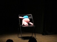 謎のできそこないキャラクターがライブを進行。