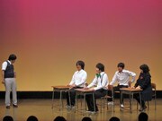 転校生のギオンくんの行動が同級生たちを驚かせる。