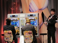 舞台上で木下とトムが「どちらが引きが強いかを賭けた試打対決を開催。