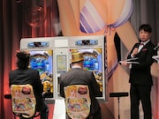 舞台上で木下とトムが「どちらが引きが強いかを賭けた試打対決を開催。