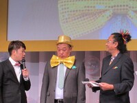 株式会社三洋物産 株式会社三洋販売主催の「CRプレミアム海物語」新機種発表会に出席したブラザー・トムとTKO。“海大好き芸人”を自負するTKO木下だったが、トムに負けてしまった。