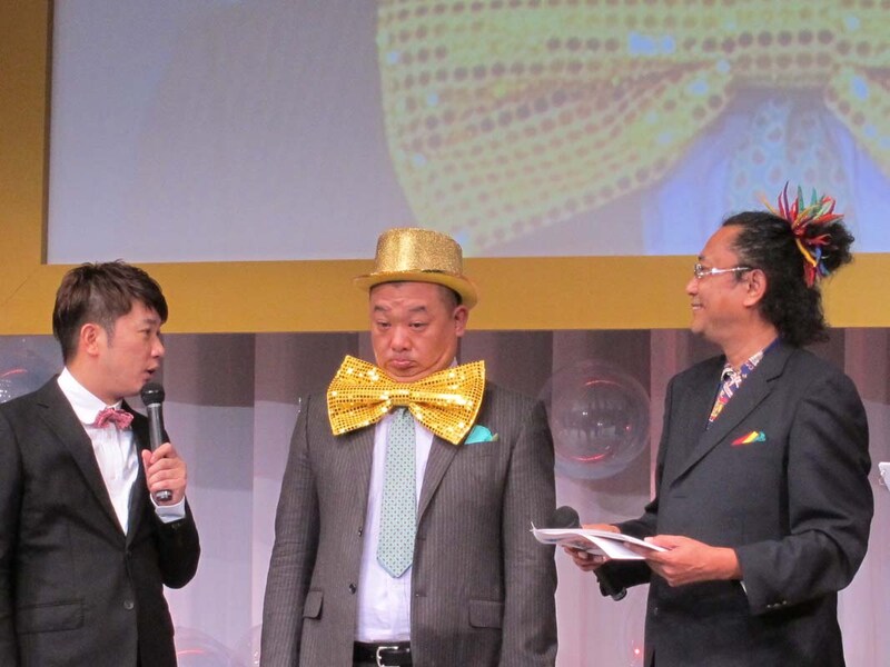 株式会社三洋物産 株式会社三洋販売主催の「CRプレミアム海物語」新機種発表会に出席したブラザー・トムとTKO。“海大好き芸人”を自負するTKO木下だったが、トムに負けてしまった。