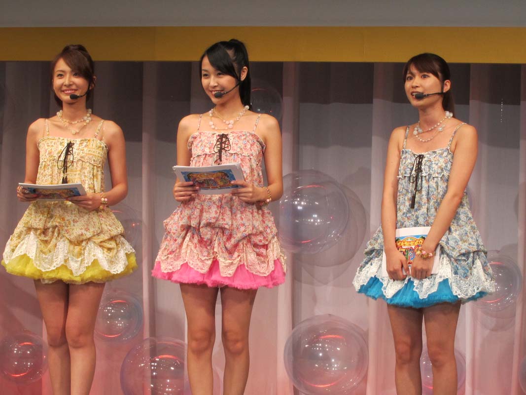 3人はイメージソングを生披露。