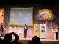 ミスマリンちゃんに「かわいい！」と言う木本と、親目線で見つめるトム。盛り上がる5人から少し離れて会話に参加できない木下。