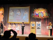 ミスマリンちゃんに「かわいい!」と言う木本と、親目線で見つめるトム。盛り上がる5人から少し離れて会話に参加できない木下。