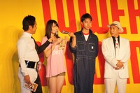 ステージ上で行われた囲み取材の様子。