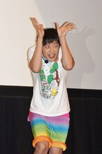 リズムに乗せて鉄拳のキャラクター・三島平八にまつわる歌を披露した佐久間一行。