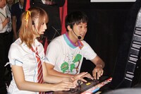 佐藤かよ（左）と佐久間一行（右）の対戦風景。結果は佐藤かよの圧勝に終わった。