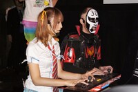 佐藤かよ（左）と鉄拳（右）の対戦風景。