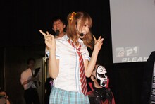 鉄拳に完勝した佐藤かよ。おもわずVサイン。