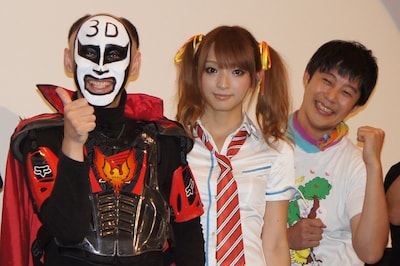 映画「鉄拳 ブラッド・ベンジェンス」のプレミア試写会に登場した（左から）鉄拳、佐藤かよ、佐久間一行。