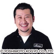 「SKE48の銀河すごろく999 ～しーたん・あいりん・はーちゃんを操作せよ！～」で司会を務めるケンドーコバヤシ。