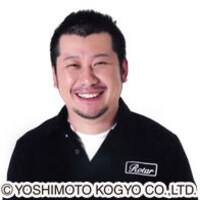 「SKE48の銀河すごろく999 ～しーたん・あいりん・はーちゃんを操作せよ！～」で司会を務めるケンドーコバヤシ。