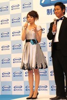 小林麻耶とはんにゃ川島（左から）。