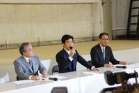 写真左から、原田裕弁護士、島田紳助、水谷暢宏よしもとクリエイティブ・エージェンシー代表取締役社長。