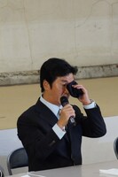 島田紳助は、何度か目元をハンカチで押さえていた。