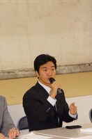 低いトーンで淡々と経緯を説明した島田紳助。