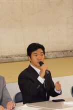 低いトーンで淡々と経緯を説明した島田紳助。