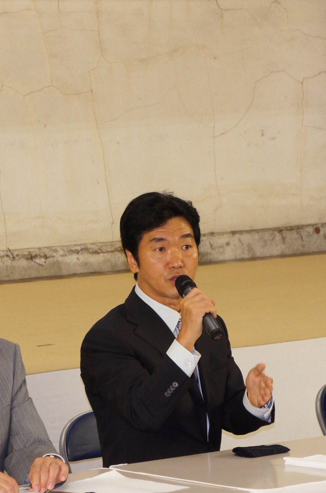 低いトーンで淡々と経緯を説明した島田紳助。